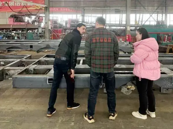 Üdvözöljük az ügyfelek, hogy meglátogassák a plathed félig pótkocsi műhelyét