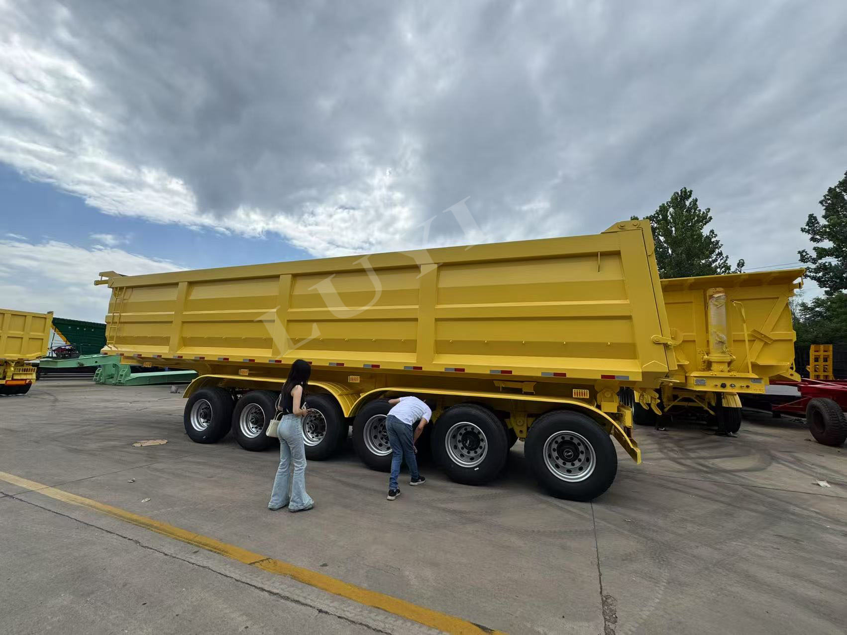 A szaúdi ügyfelek helyszíni ellenőrzést végeznek 30 köbméteres cementszállító tartálykocsikon, és hatékonyan elérik az együttműködési megrendelést