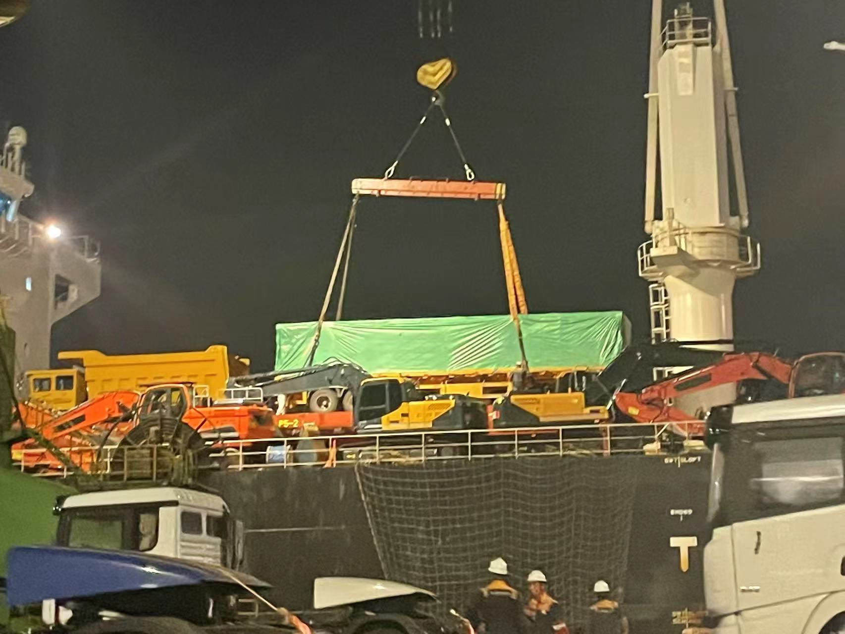 Hajtson útra Ghánába! A LuYi három lapos félpótkocsija sikeresen fel van töltve a hajóra