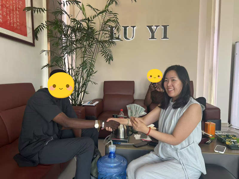 A nigériai ügyfelek felkeresték LuYit, és aláírtak egy szerződést, amely új fejezetet nyitott a félpótkocsis együttműködésben.