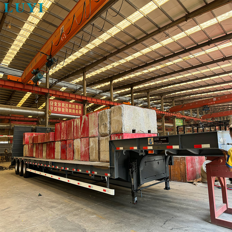 A szaúdi ügyfelek helyszíni ellenőrzést végeznek a Luyi gyárban, és befejezik a 3 tengelyes platós félpótkocsik vásárlását