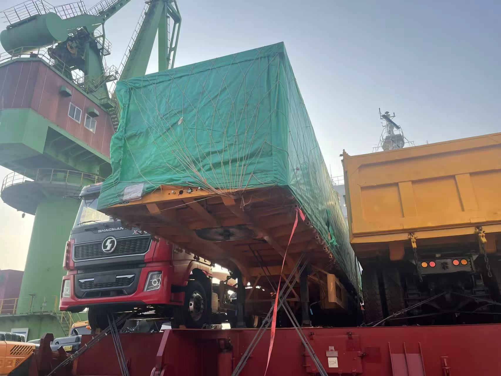 Új határon átnyúló szállítási rendelés! A Luyi 3 tengelyes 4 méteres platós félpótkocsi elindul Kazahsztánba