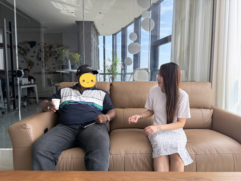 A kirgizisztáni ügyfelek ellátogatnak Lu Yi gyárába, és sikeresen aláírnak szerződést négytengelyes platós félpótkocsikra