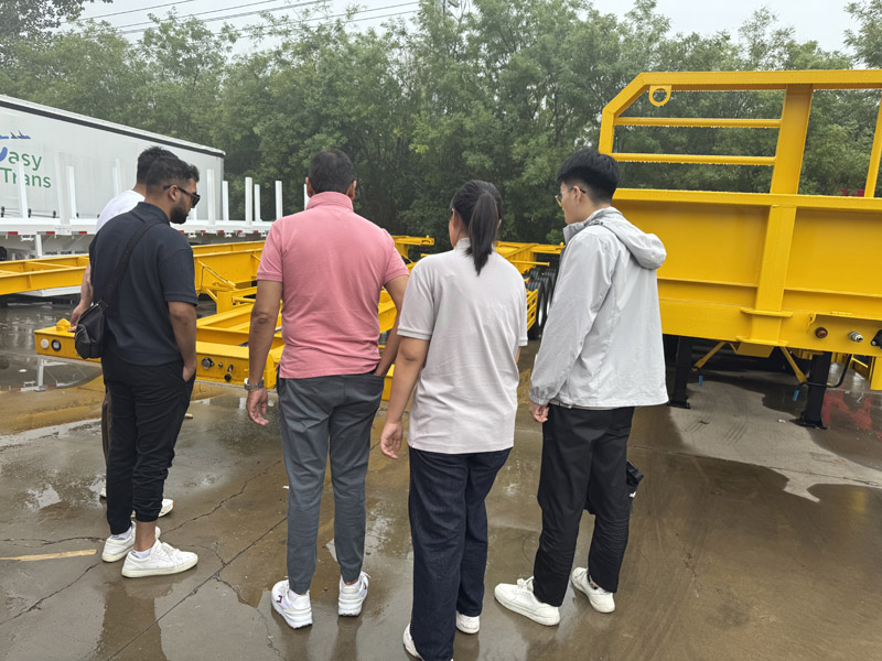 A Luyi gyár dél-afrikai kereskedőket fogad, a platós félpótkocsik együttműködési szándékokat vonzanak