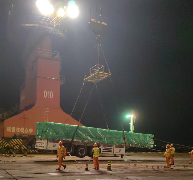 Egy adag Luyi háromtengelyes platós félpótkocsi elindult, és sikeresen kiszállították az ománi piacra