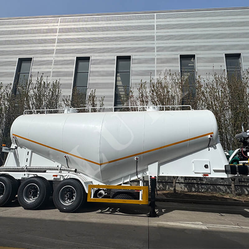 A Kína-Szenegál logisztikai együttműködés megerősítése, a Luyi 3 tengelyes olajtartályos félpótkocsik Szenegálba szállítottak