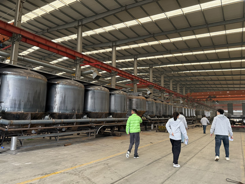 Az etióp delegáció 30 000 literes olajtartályos félpótkocsikat vizsgál meg, és egyeztet az együttműködés részleteiről