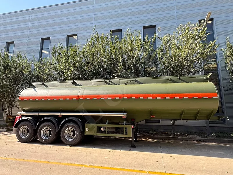 40000 liter szénacél katonai üzemanyag -tartályhajó