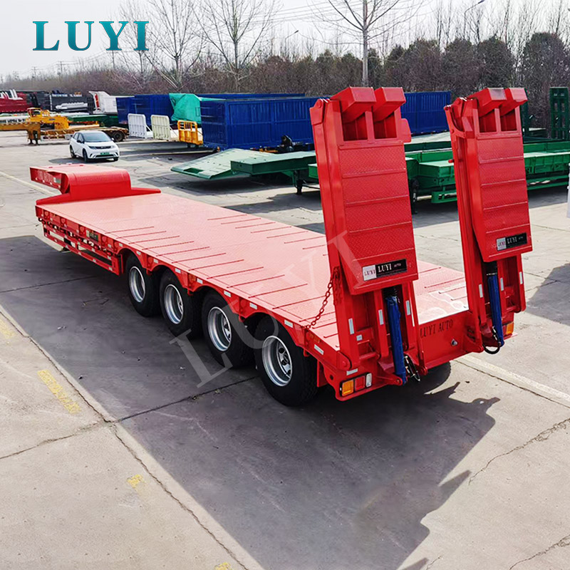 A gyárból Kenyába: egy köteg 4 tengelyes alacsony pótkocsit szállítanak az infrastrukturális projektek támogatására