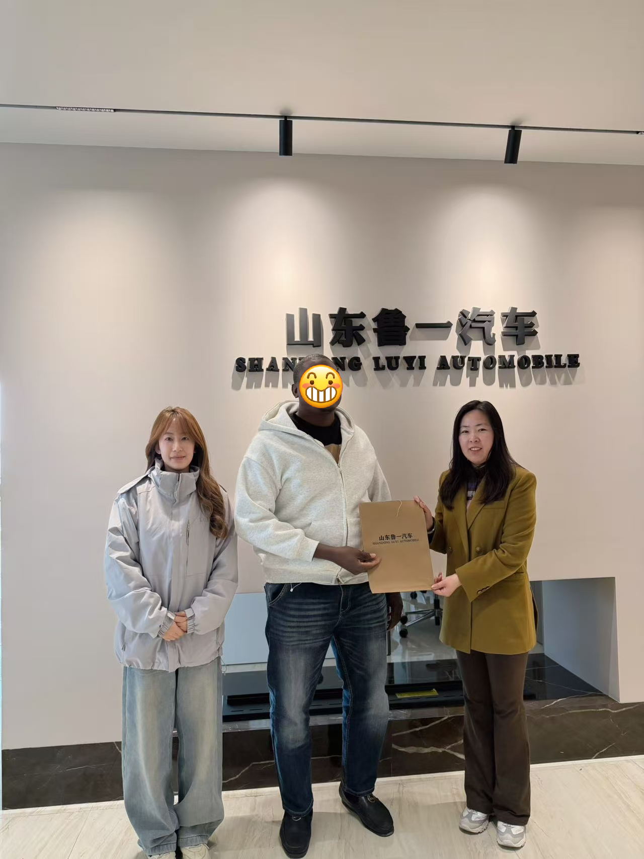 A gyárlátogatástól a megrendelés visszaigazolásáig: Hogyan nyerte el a Luyi Auto egy elefántcsontparti ügyfél bizalmát 4 nagy teherbírású dömperre