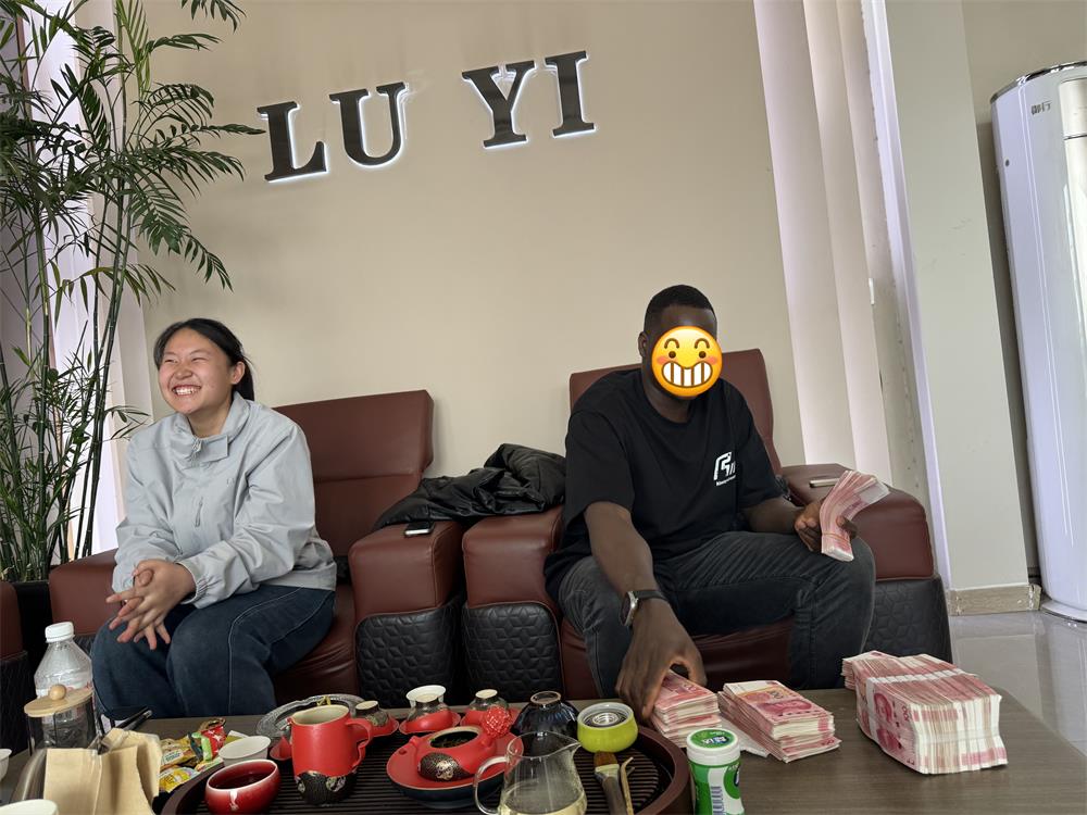 Hogyan segített a Luyi Auto a Kongói Demokratikus Köztársaság ügyfelének javítani a nehéz teherbírású ércszállítást egyedi oldalfalas félpótkocsikkal