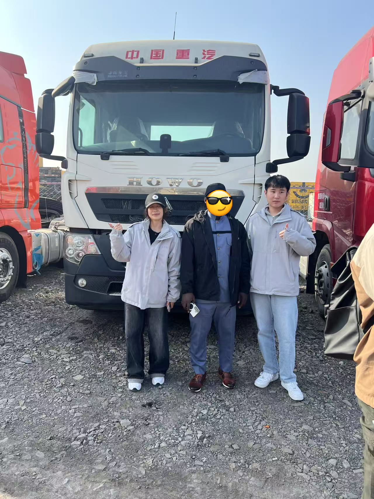 Hogyan segített a LUYI egy kenyai ügyfélnek 2 HOWO nehéz teherautót telepíteni mérnöki és távolsági szállításhoz