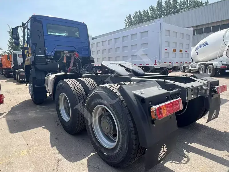 Blue HOWO Tractor