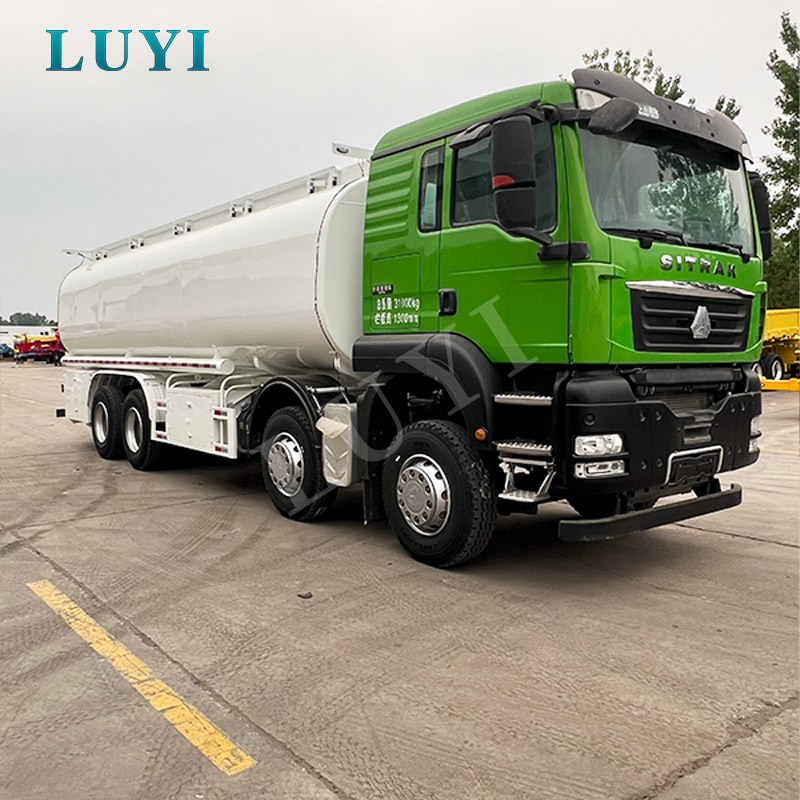 Sinotruk SITRAK 8×4 30000L szénacél üzemanyag tartálykocsi